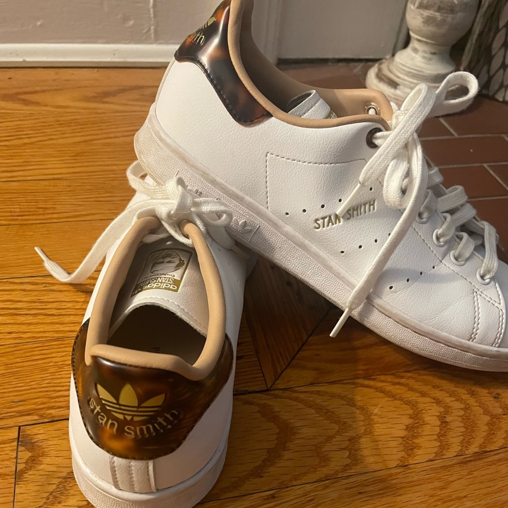 Adidas women’s tortoise Stan Smith sneakers